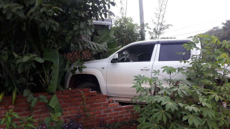 Jardín América: camioneta terminó incrustada en una casa, detuvieron a su conductor