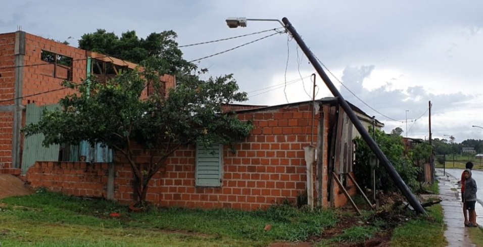 La tormenta provocó caída de árboles y voladura de techos en Posadas