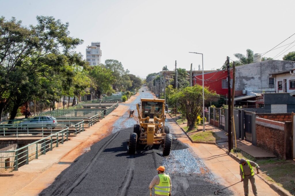 Plan avenidas: prosiguen los trabajos de asfaltado en barrios posadeños