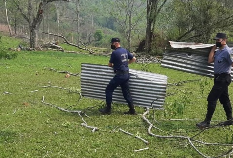 Temporal en Misiones: efectivos policiales asistieron a más de 20 familias afectadas en Aristóbulo del Valle