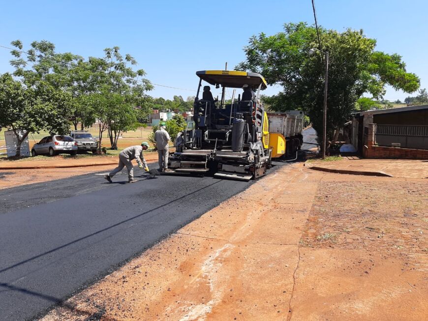 Operarios municipales continúan con los trabajos de asfaltado en diferentes sectores de Posadas