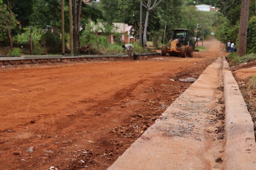 Operarios municipales de Oberá ejecutan obras de infraestructura en diferentes sectores de la ciudad