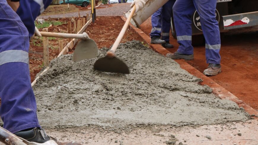 Operarios municipales de Oberá ejecutan obras de infraestructura en diferentes sectores de la ciudad