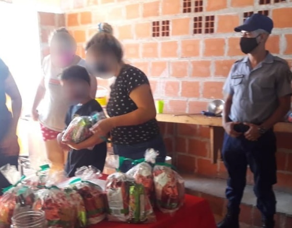 Posadas: policías regalaron pan dulce y obsequios a familias que asisten a un merendero en la chacra 159
