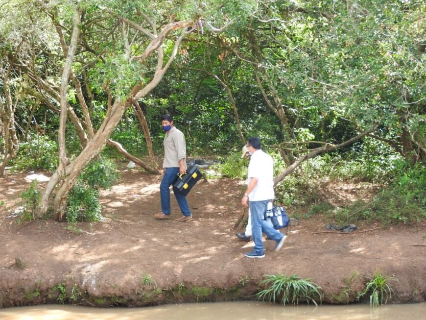 Especialistas realizan un monitoreo ambiental en arroyos para verificar su estado