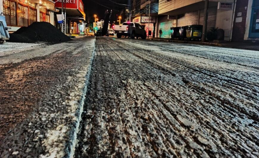 Operarios municipales ejecutan trabajos nocturnos de repavimentación en calles posadeñas