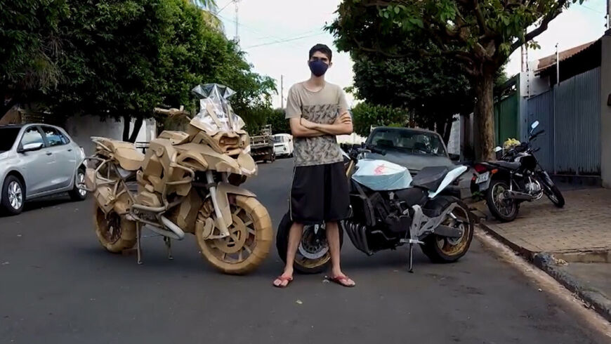 VIDEO: joven brasileño crea increíbles réplicas de motocicletas de tamaño real con cartón