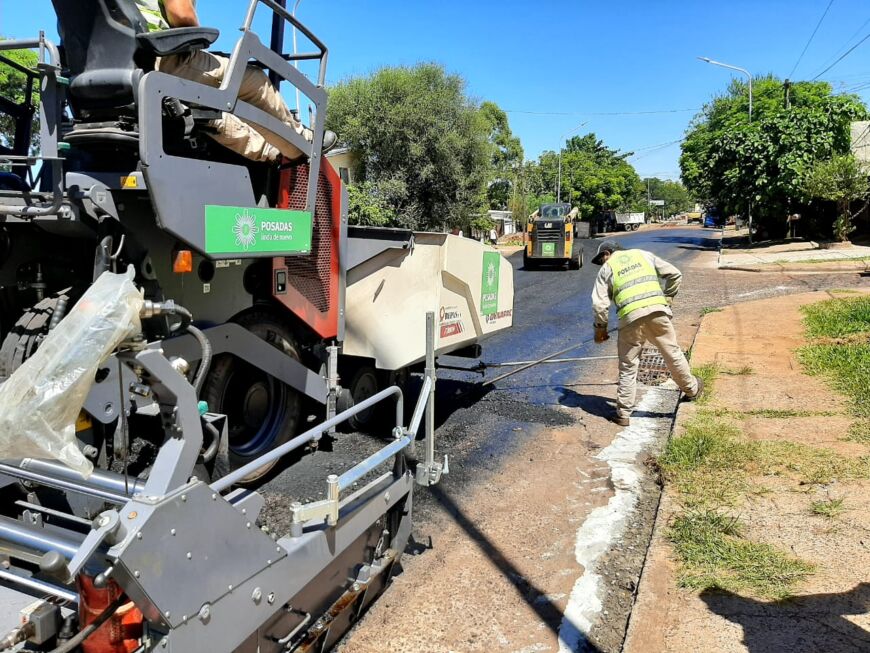 Continúan los trabajos de asfalto sobre la avenida Centenario de Posadas