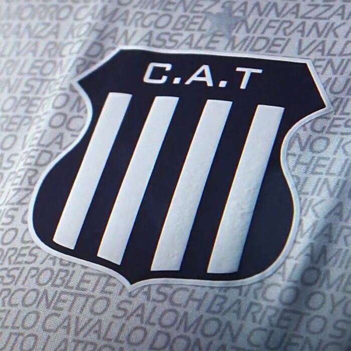 Talleres presentó una camiseta con el apellido de sus socios