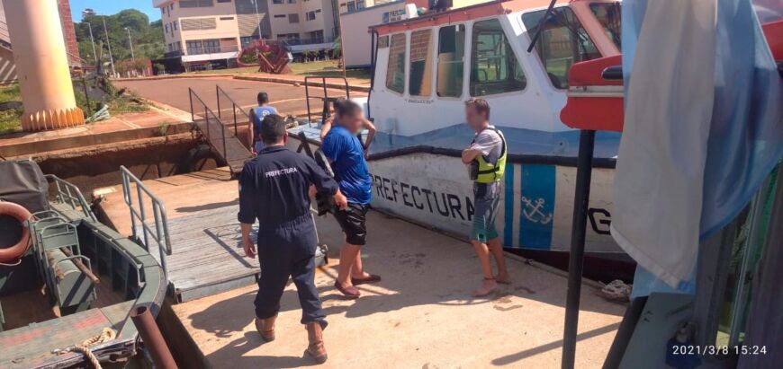 Prefectura rescató a cuatro posadeños que cayeron al Paraná cuando navegaban en piraguas