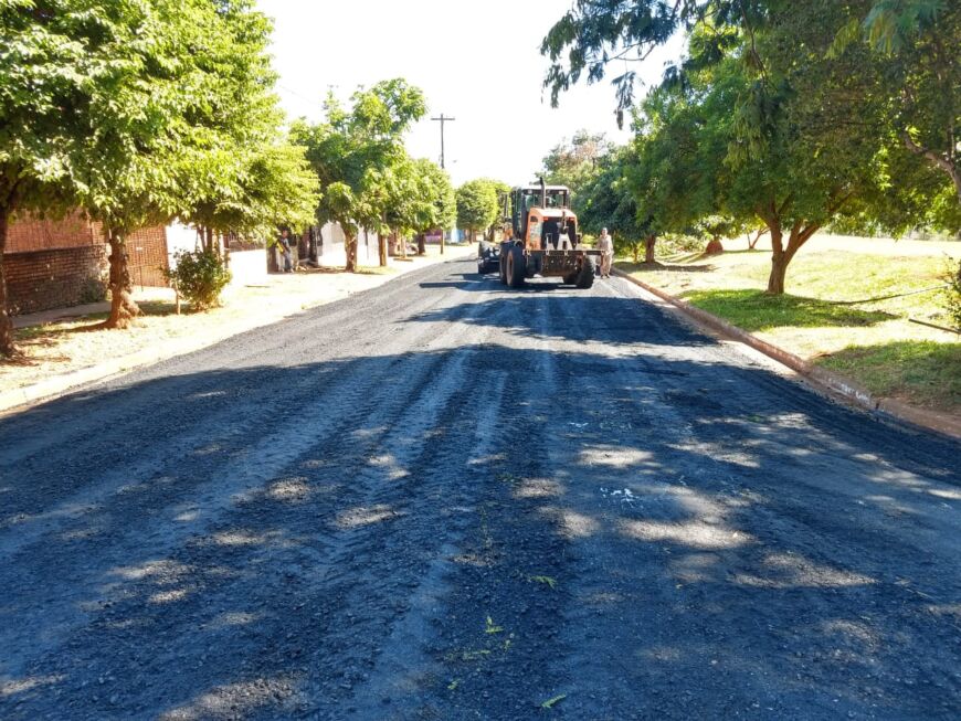 Municipales ejecutan trabajos de asfalto sobre empedrado en el barrio A 3-2 de Posadas