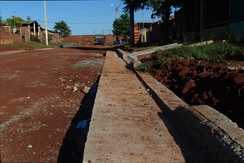 Municipales realizan obras de cordón cuneta en el barrio Giovinazzo de Posadas