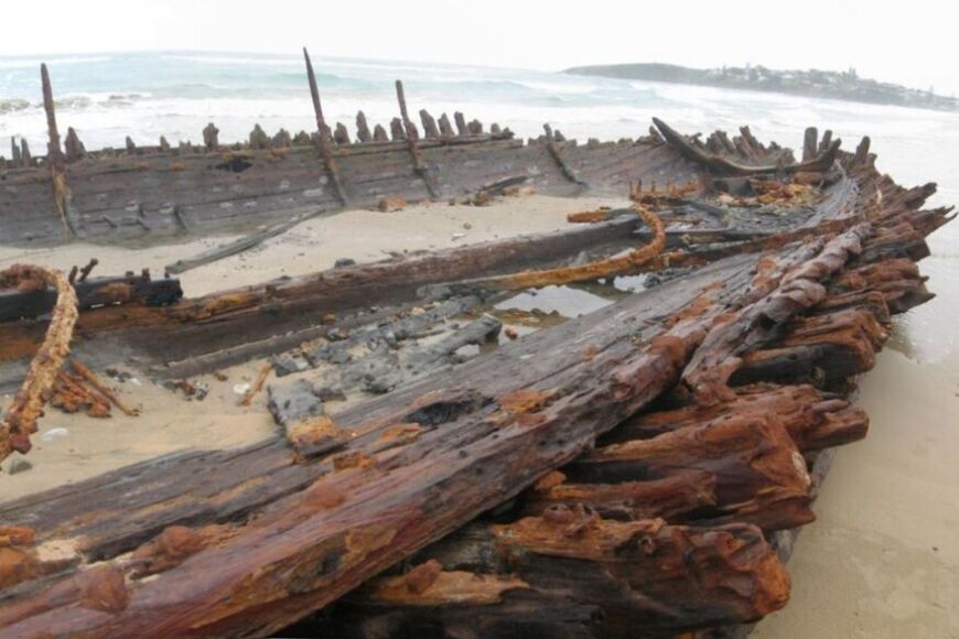 Tras una tormenta, descubrieron un barco del siglo XIX escondido en la arena