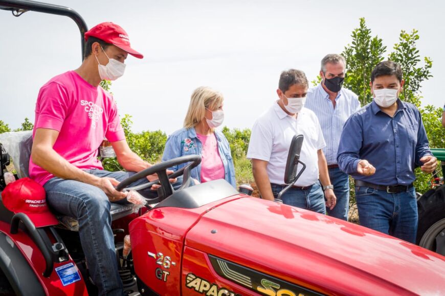 El IFAI entregó tractores, equipamientos agrícolas y fertilizantes a productores de Apóstoles