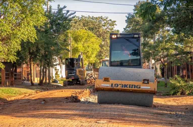 Municipales ejecutan obras de cordón cuneta y asfalto en el barrio Itaembé Miní de Posadas