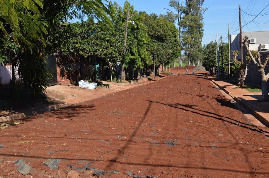 Avanzan las obras de empedrado y cordón cuneta en el barrio Altos de Bella Vista de Posadas