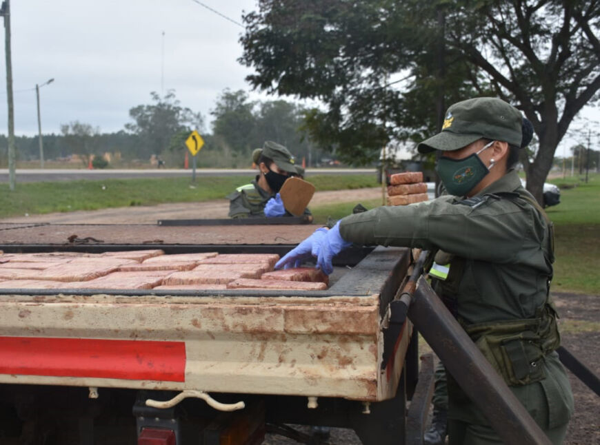 Interceptaron en Ituzaingó un camión con más de 100 kilos de marihuana provenientes de Jardín América: dos detenidos